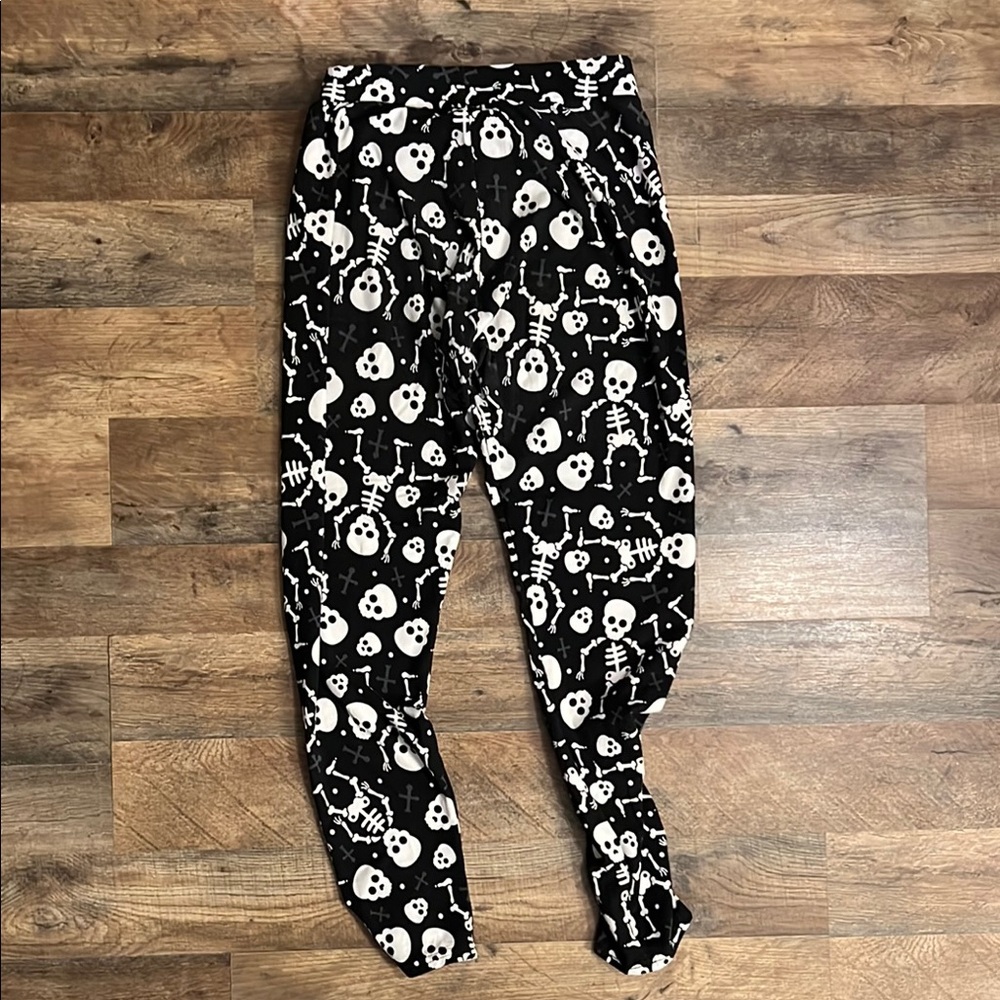 Shosho Black and White Skull Leggings - Picture 3 of 3